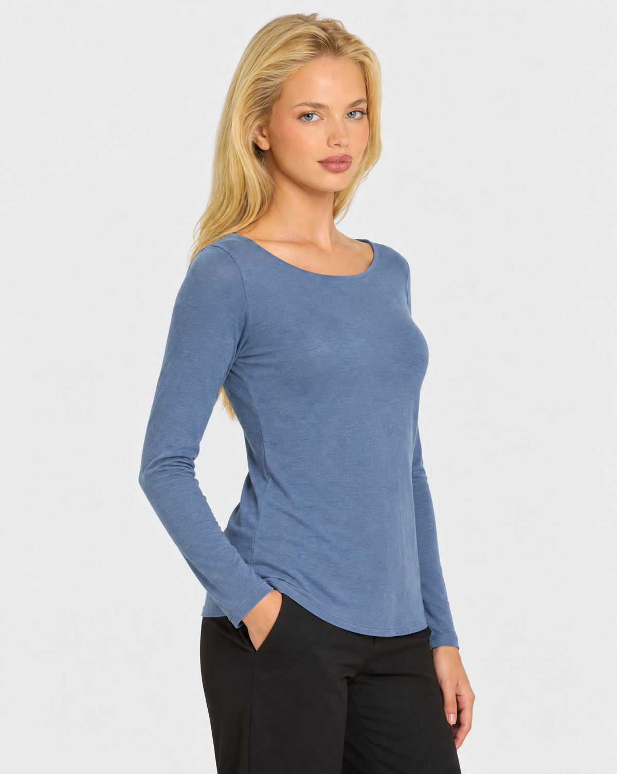 Maglia slim in misto cashmere Denim indossata da Polly 7 — primo piano a tre quarti