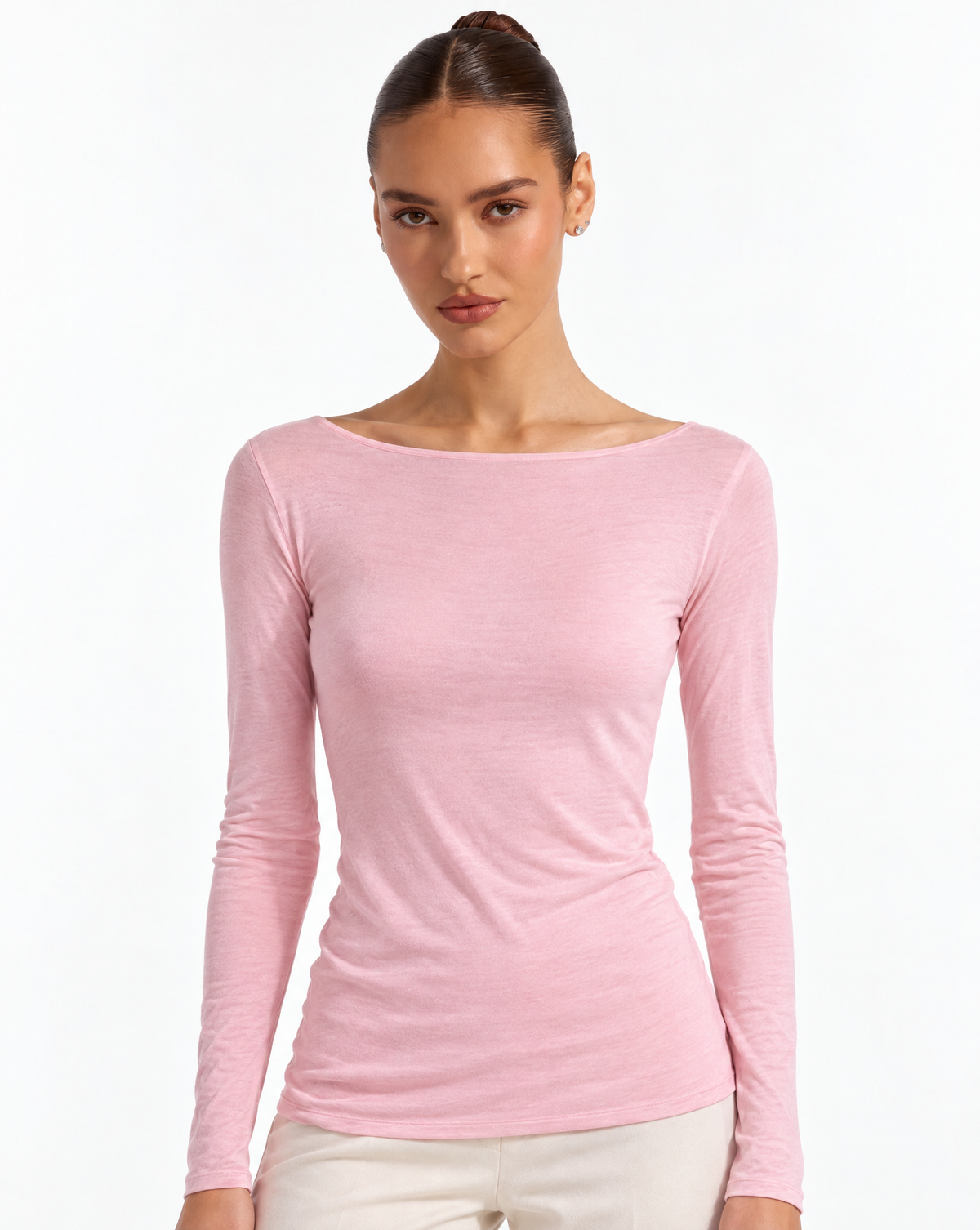 Maglia slim misto cashmere rosa indossata da Polly 6 — primo piano frontale