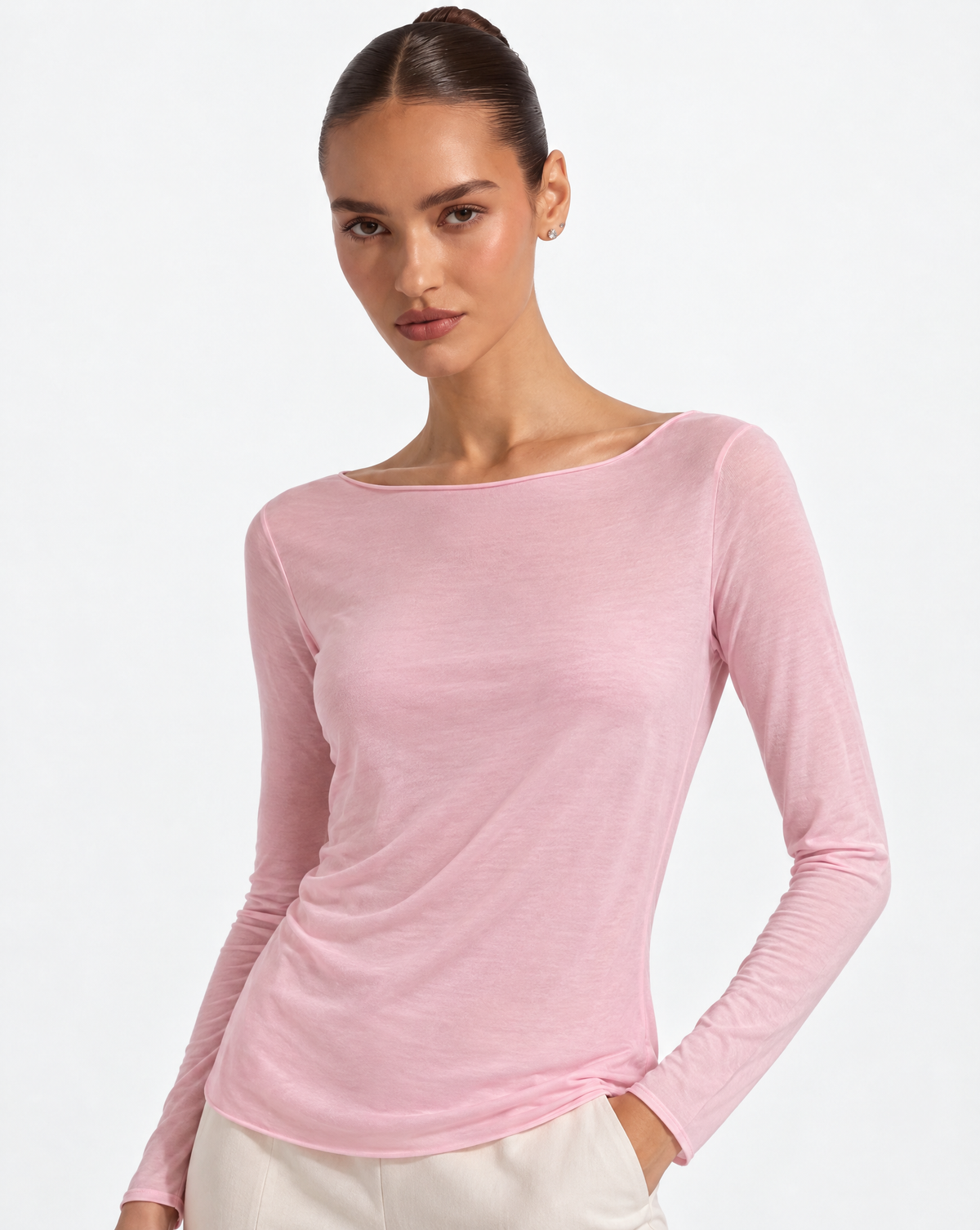 Maglia slim misto cashmere rosa indossata da Polly 6 — primo piano a tre quarti