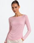 Maglia slim misto cashmere rosa indossata da Polly 6 — primo piano a tre quarti