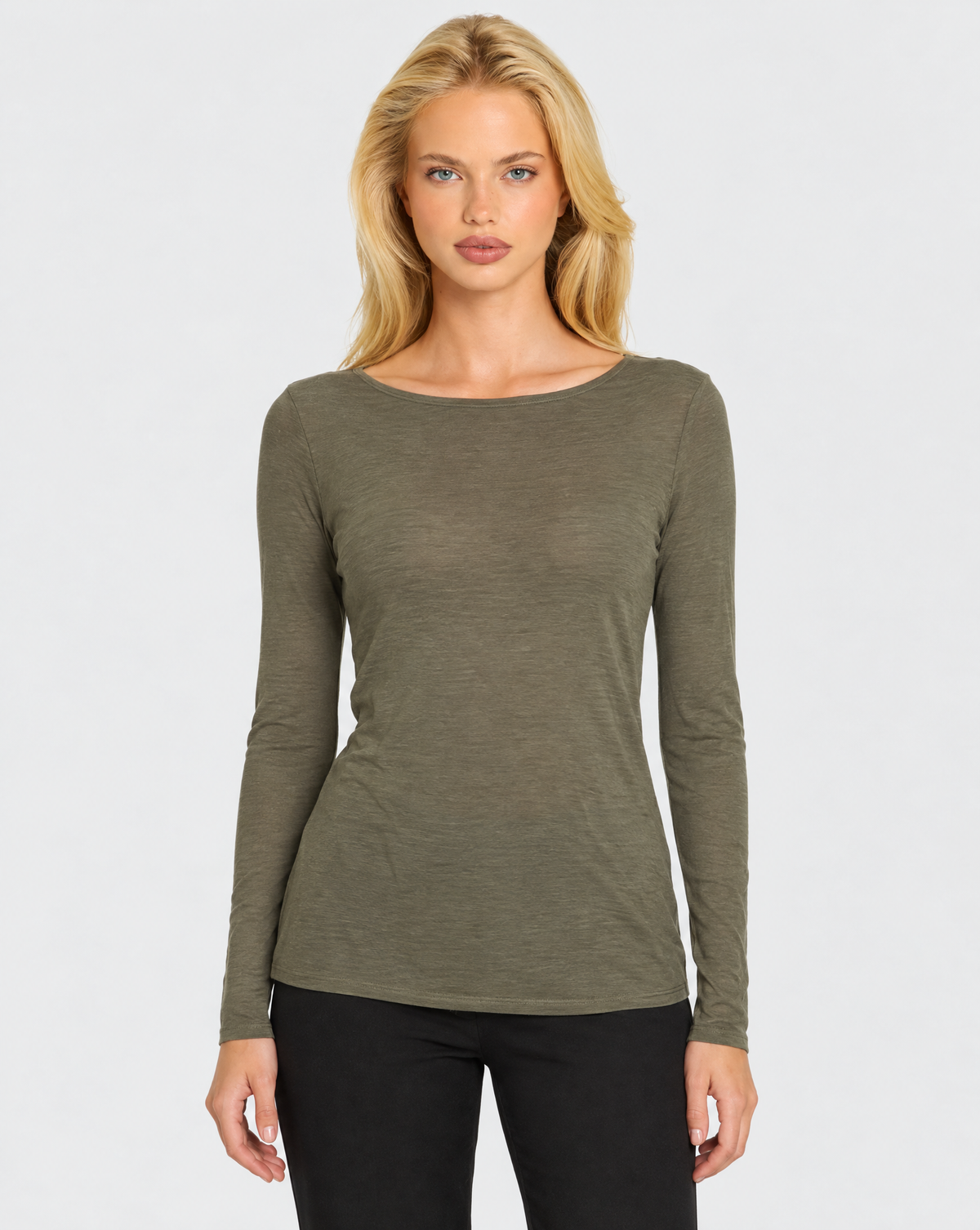 Maglia slim in misto cashmere Verde indossata da Polly 7 — primo piano frontale