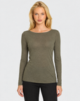 Maglia slim in misto cashmere Verde indossata da Polly 7 — primo piano frontale