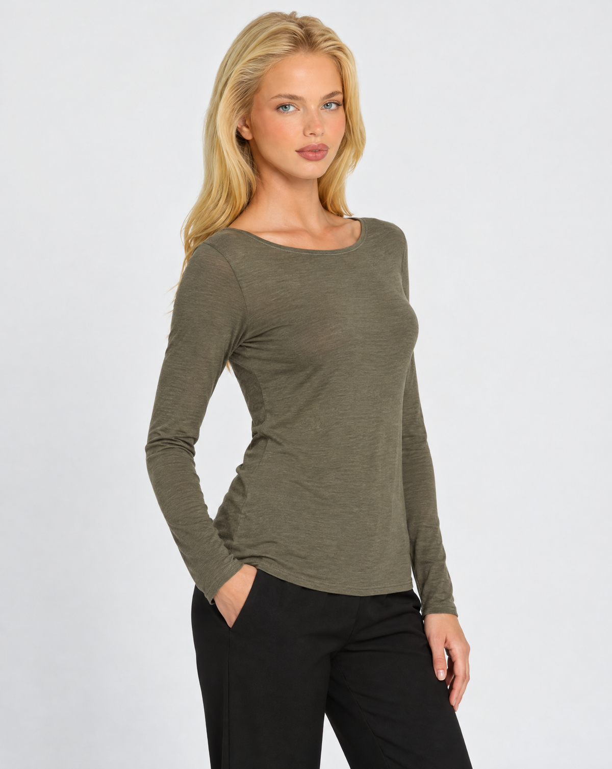 Maglia slim in misto cashmere Verde indossata da Polly 7 — primo piano a tre quarti