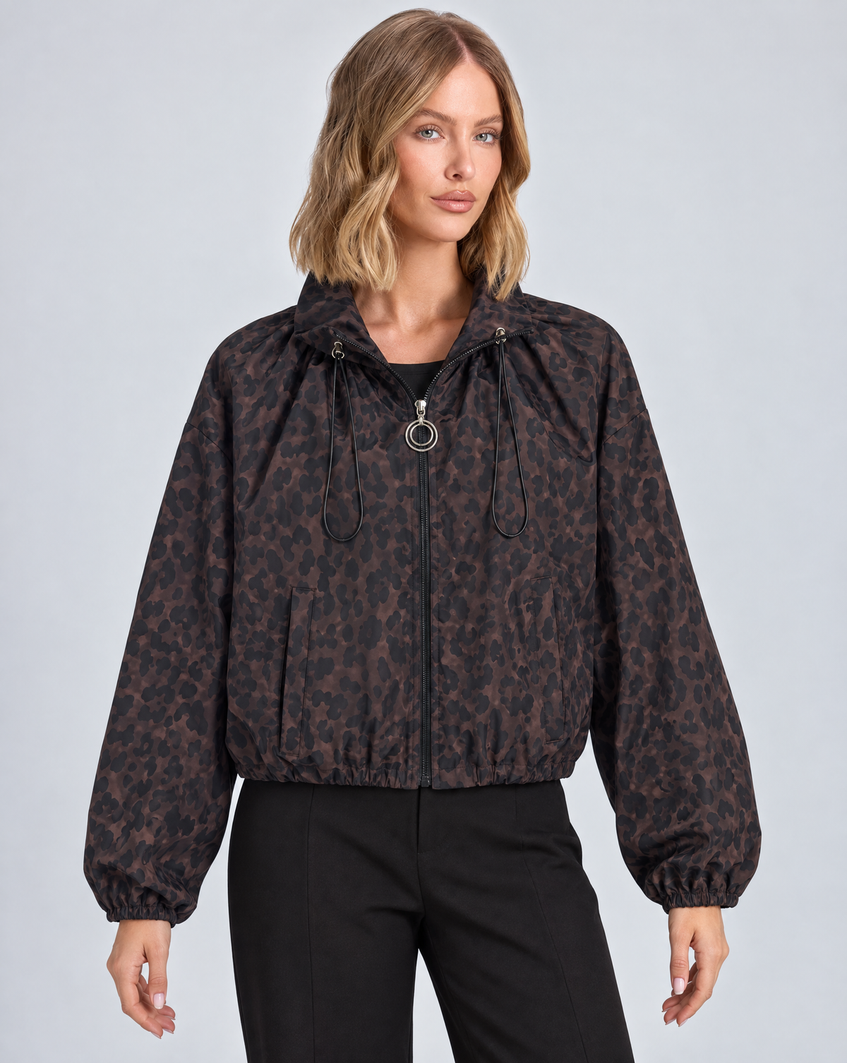 Giacca T5 0368 Leopardato indossata da Polly 5 – vista frontale