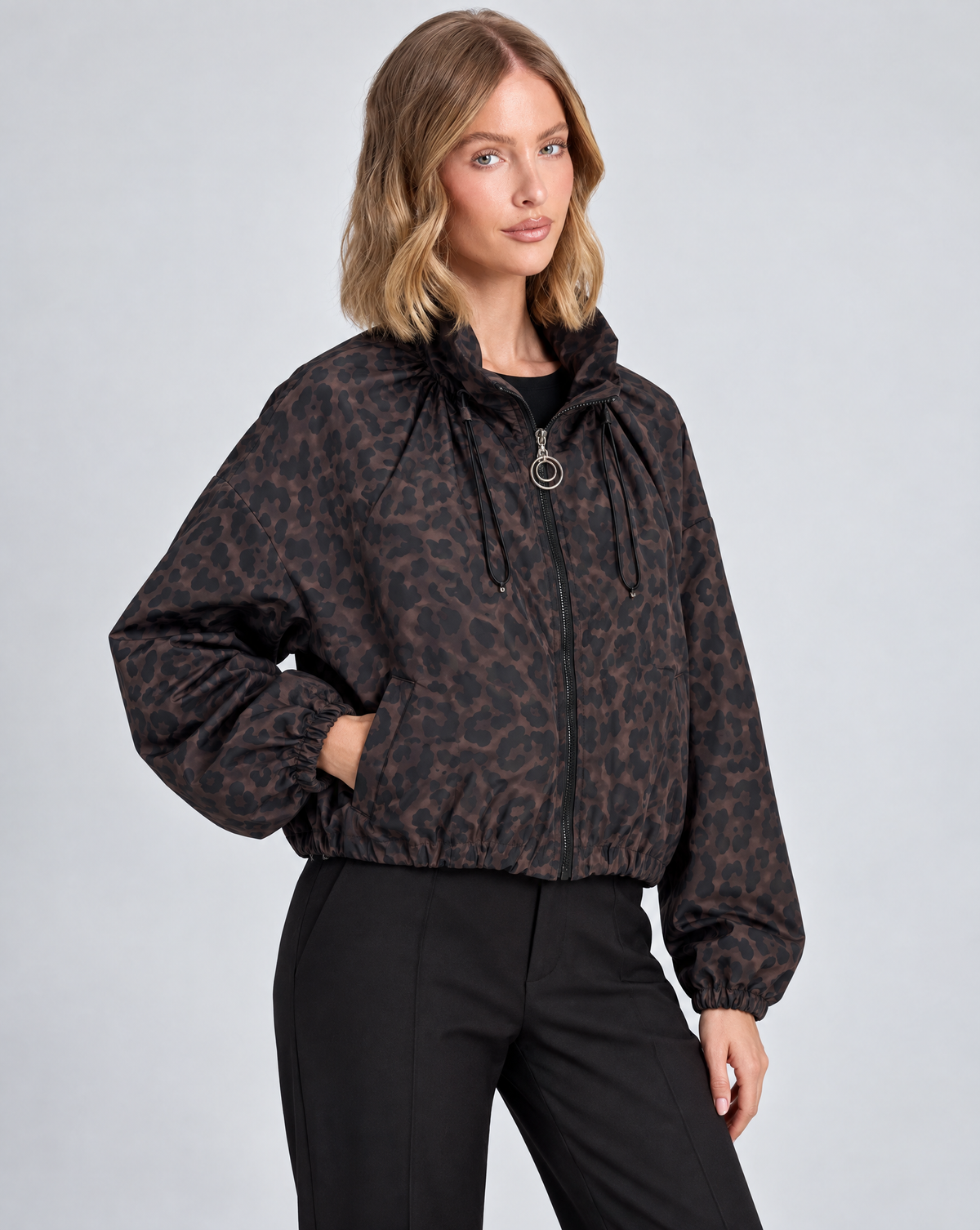 Giacca T5 0368 Leopardato indossata da Polly 5 – vista a tre quarti