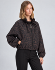 Giacca T5 0368 Leopardato indossata da Polly 5 – vista a tre quarti
