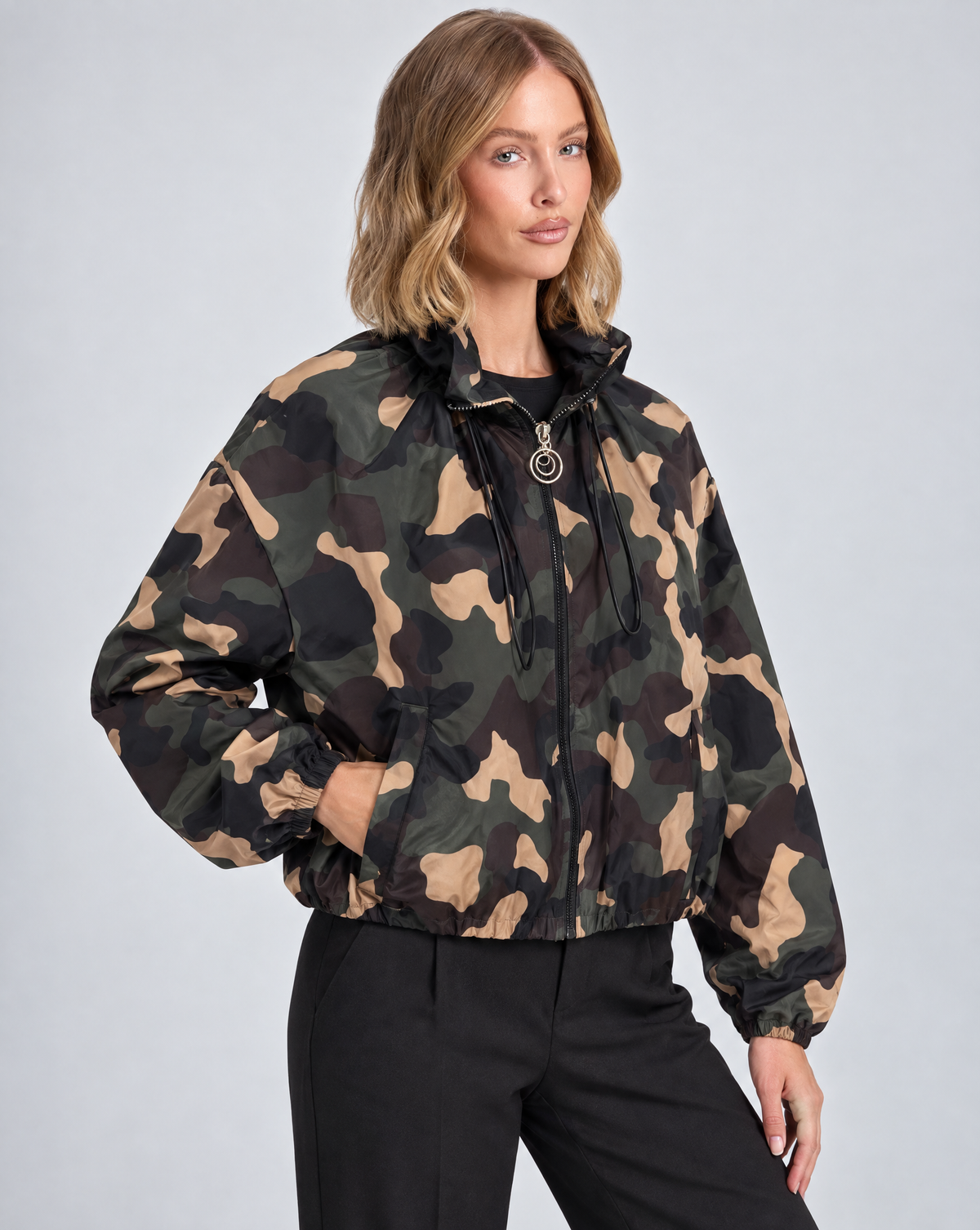 Giacca T5 0368 Militare indossata da Polly 5 – vista a tre quarti