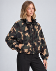 Giacca T5 0368 Militare indossata da Polly 5 – vista a tre quarti