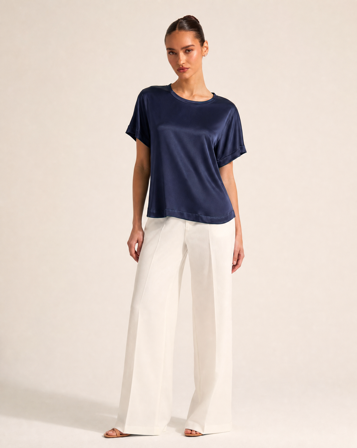 T-Shirt Satin Effetto Seta 82008 Blu indossata da Polly 6