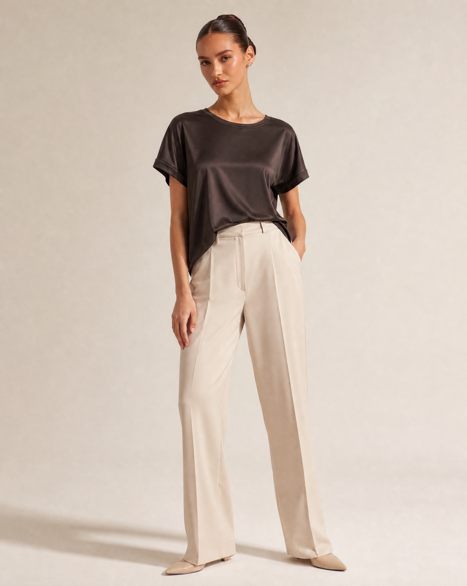 T-Shirt Satin Effetto Seta 82008 Marrone scuro indossata da Polly 6