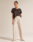 T-Shirt Satin Effetto Seta 82008 Marrone scuro indossata da Polly 6