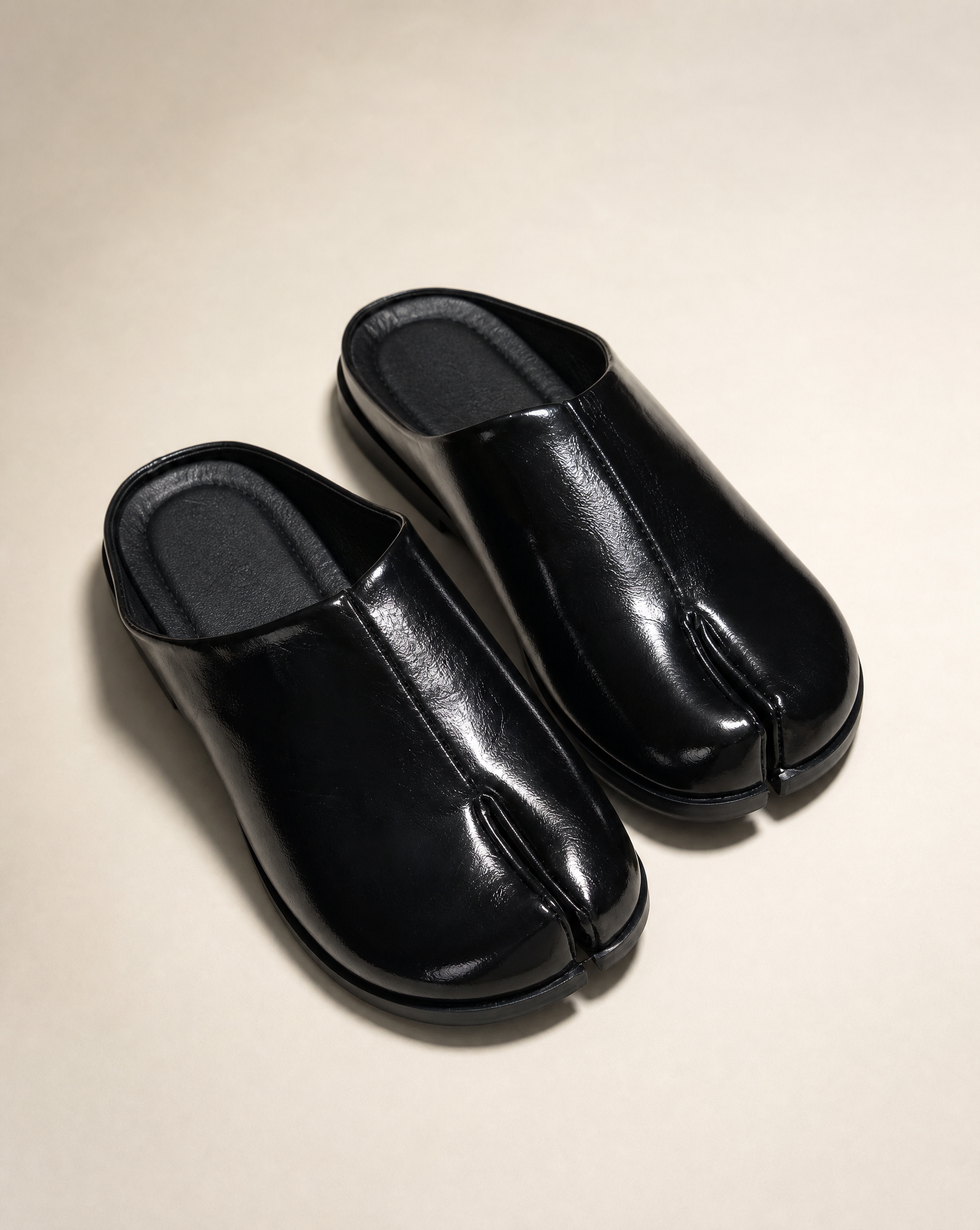 Sabot nero con punta divisa VB 6155 – dettaglio punta