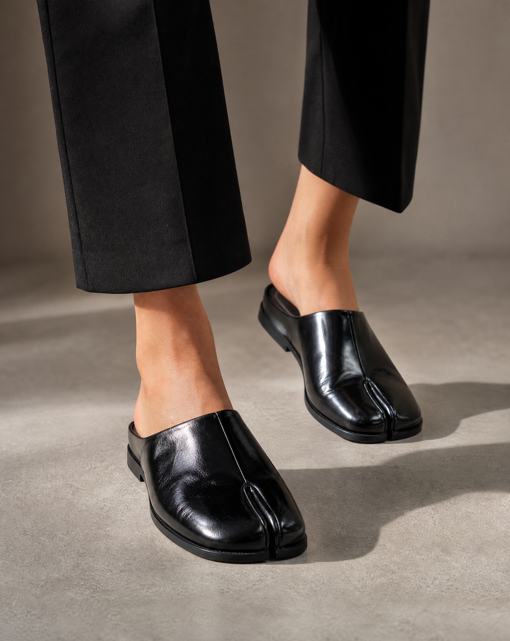 Sabot nero con punta divisa VB 6155 indossato – primo piano