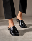 Sabot nero con punta divisa VB 6155 indossato – primo piano