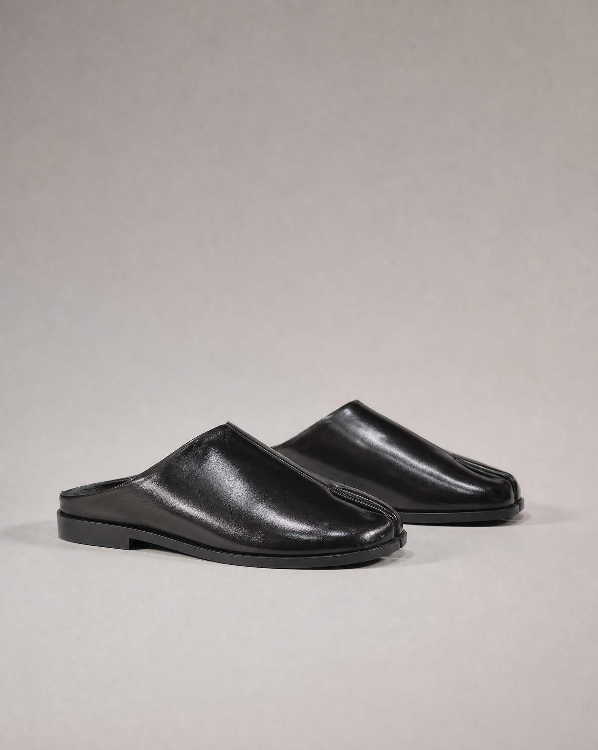Sabot nero con punta divisa VB 6155 – vista laterale