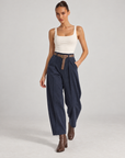 Pantaloni donna a coste con cintura blu indossati da Polly 6, posa 2