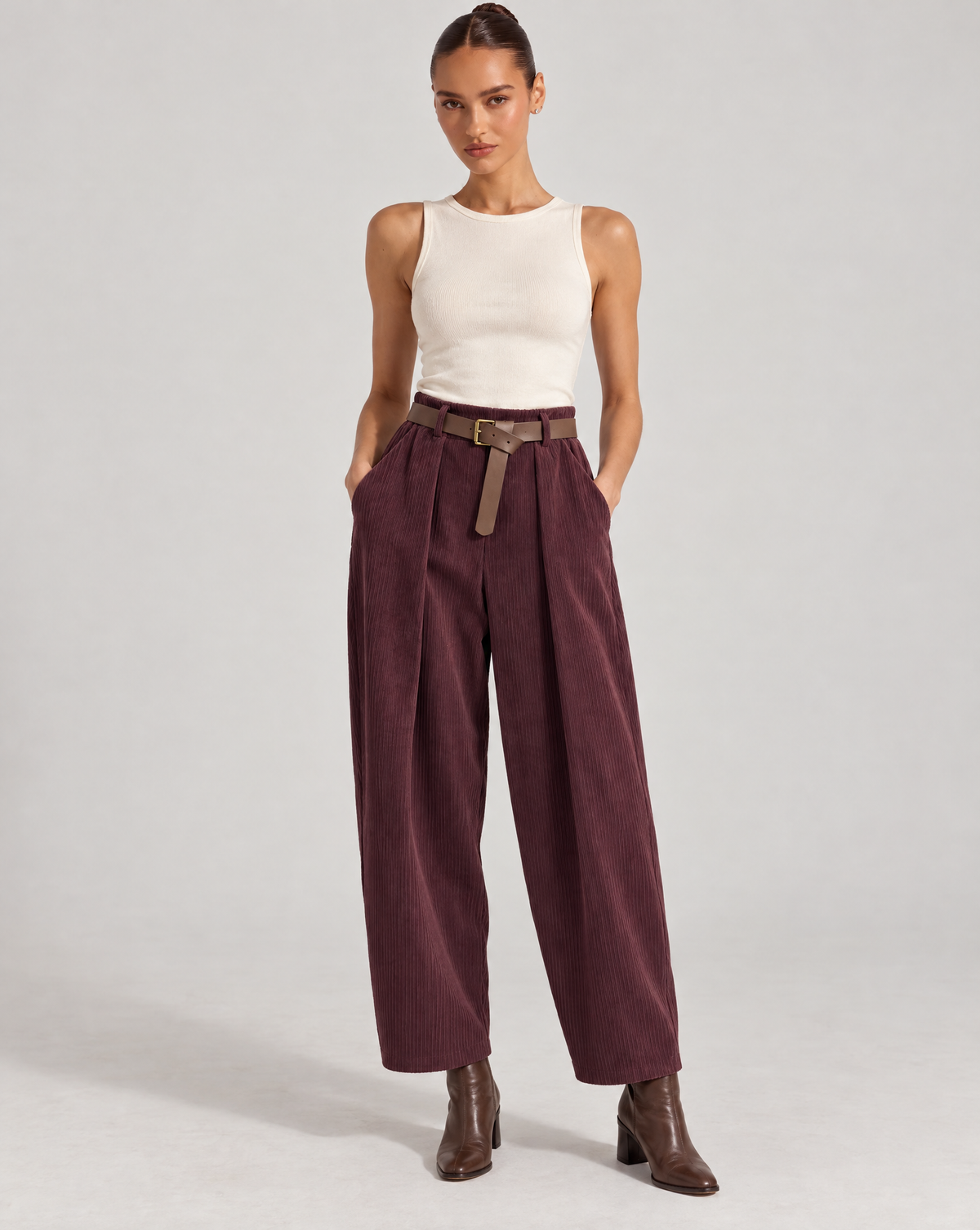 Pantaloni donna a coste con cintura bordeaux indossati da Polly 6, posa 1