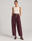 Pantaloni donna a coste con cintura bordeaux indossati da Polly 6, posa 1