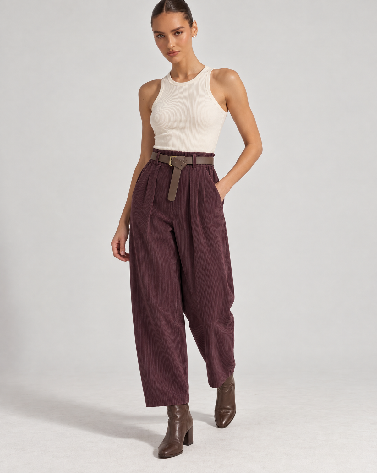 Pantaloni donna a coste con cintura bordeaux indossati da Polly 6, posa 2