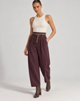 Pantaloni donna a coste con cintura bordeaux indossati da Polly 6, posa 2