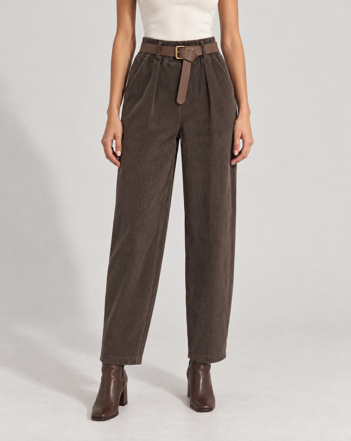Pantaloni donna a coste con cintura marrone indossati da Polly 6, posa 1