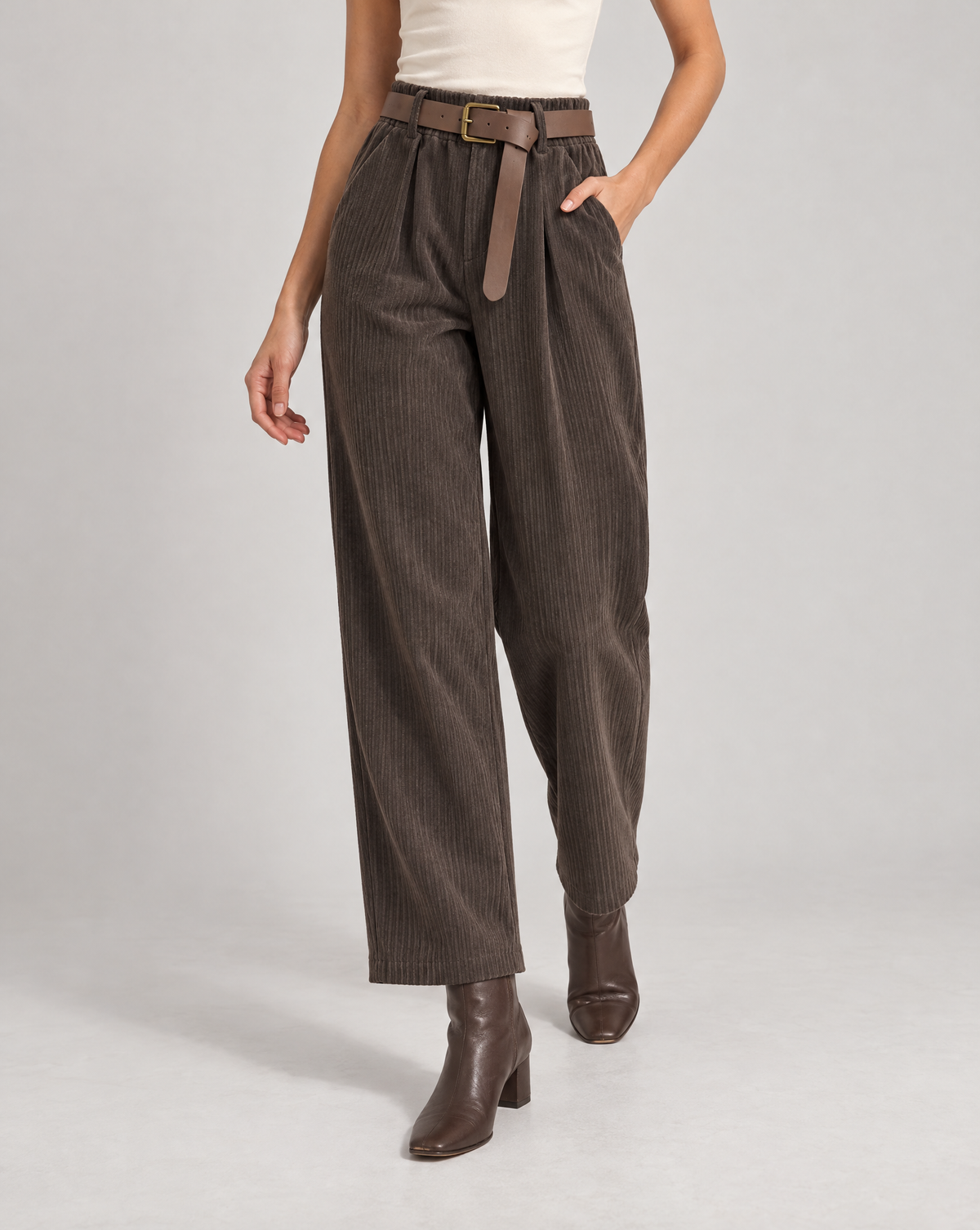 Pantaloni donna a coste con cintura marrone indossati da Polly 6, posa 2