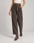 Pantaloni donna a coste con cintura marrone indossati da Polly 6, posa 2