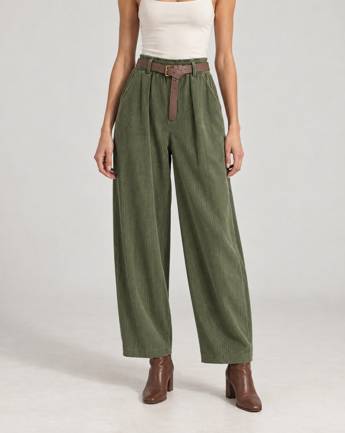Pantaloni donna a coste con cintura verde indossati da Polly 6, posa 1