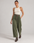 Pantaloni donna a coste con cintura verde indossati da Polly 6, posa 2