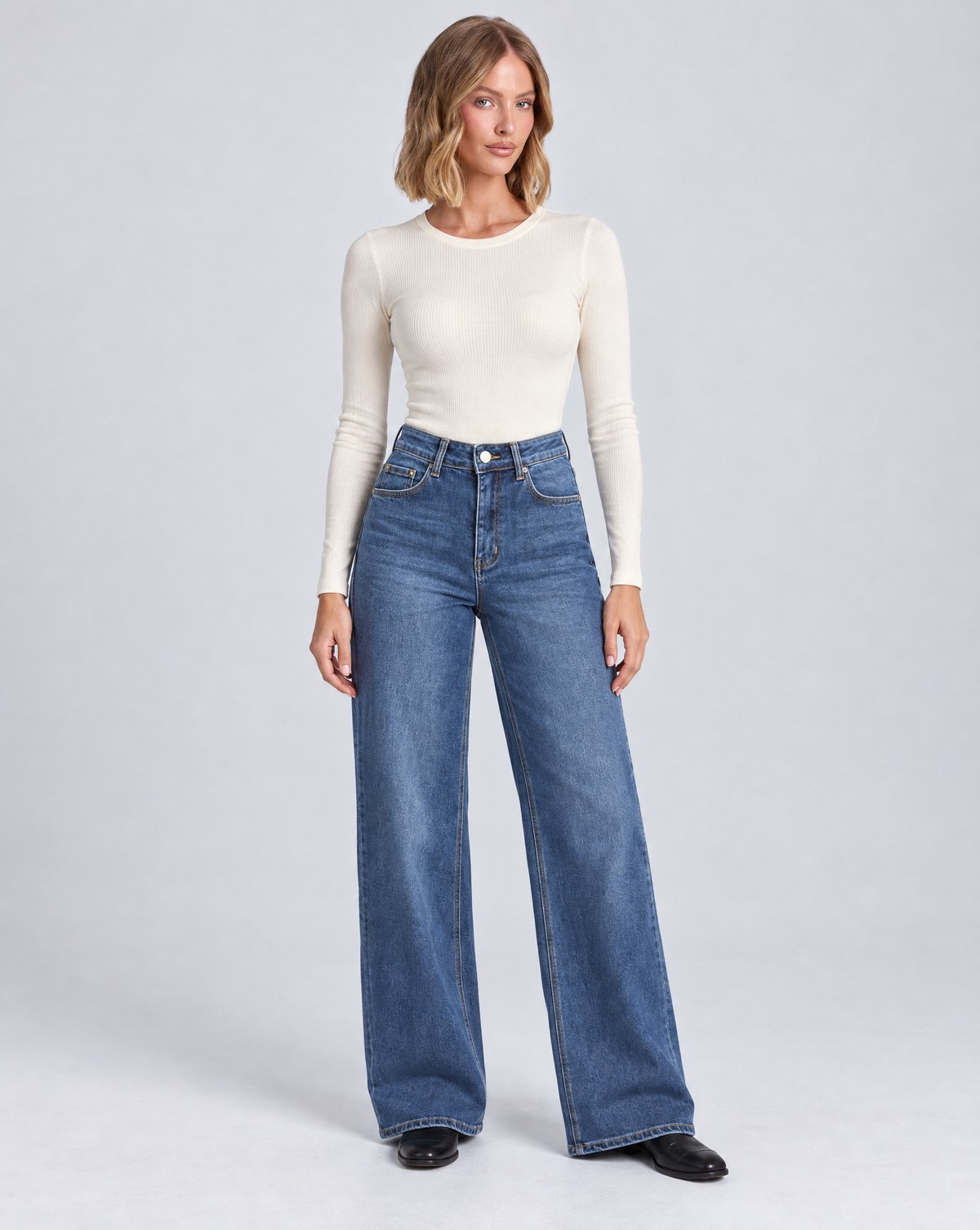 Jeans wide leg X3 2726 blu denim indossati da Polly 5 – vista frontale