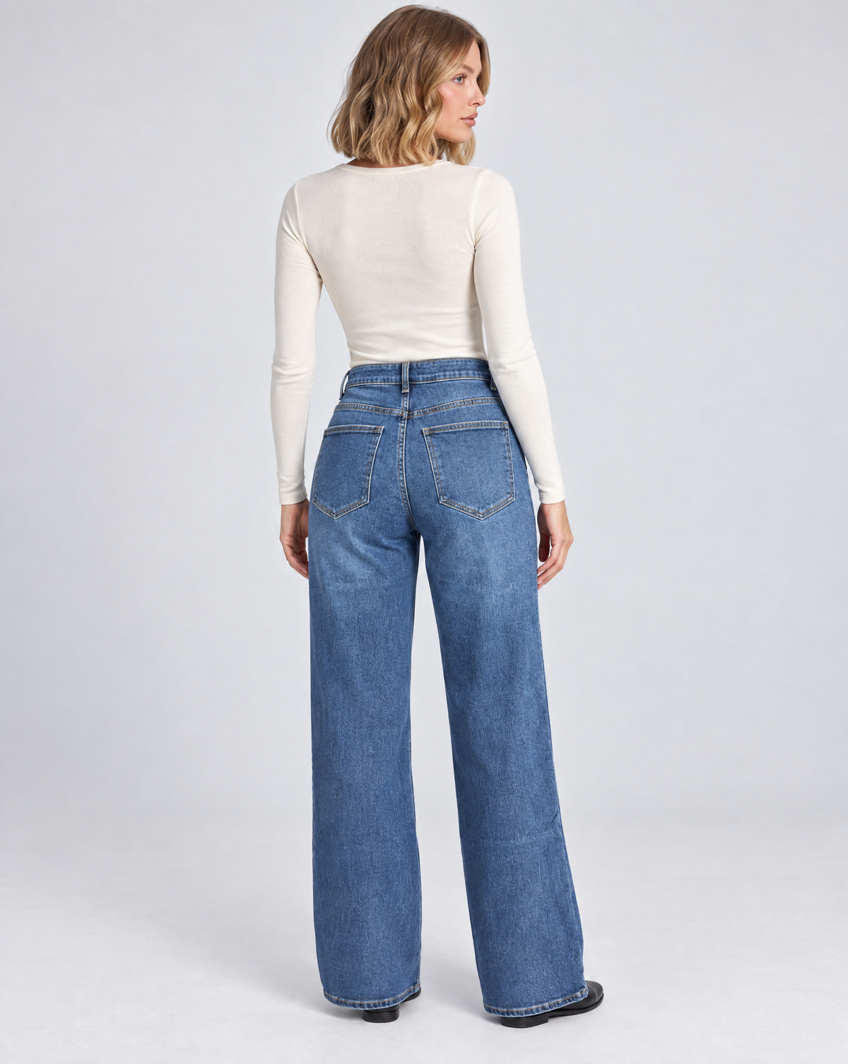 Jeans wide leg X3 2726 blu denim indossati da Polly 5 – vista posteriore