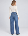 Jeans wide leg X3 2726 blu denim indossati da Polly 5 – vista posteriore