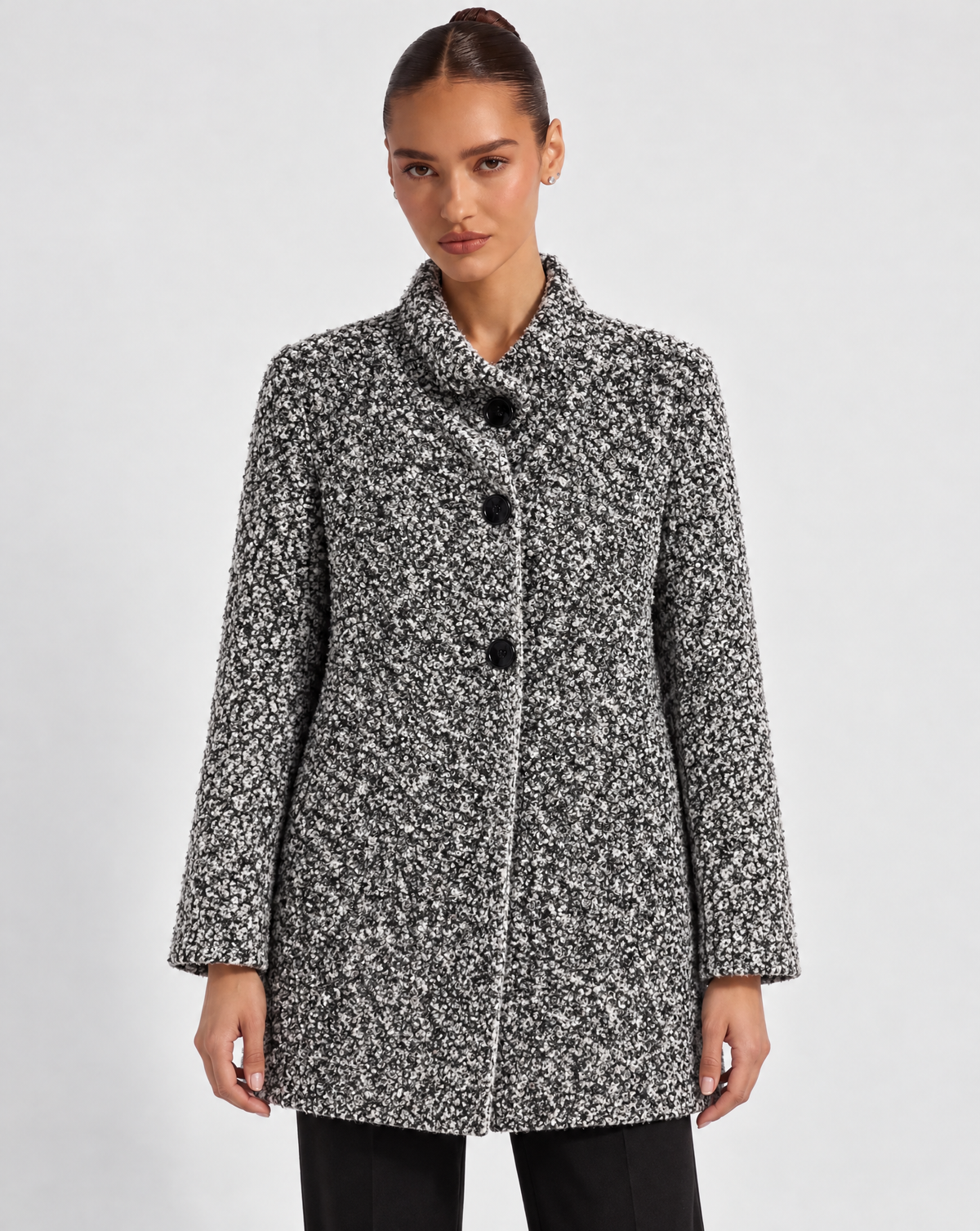 Cappotto bouclé collo alto x7 19713 Grigio indossato da Polly 6 — vista frontale