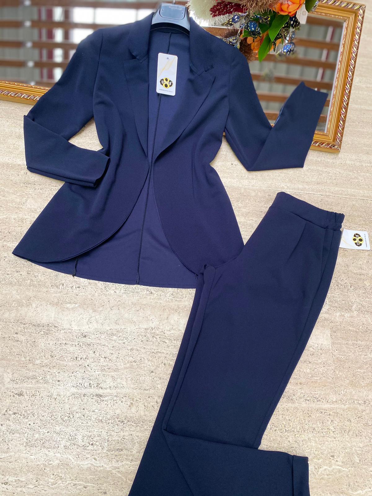 Pantaloni a sigaretta con svolta