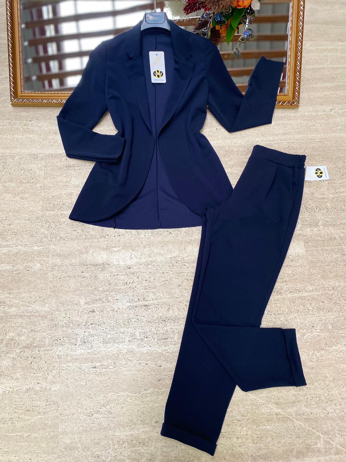 Pantaloni a sigaretta con svolta